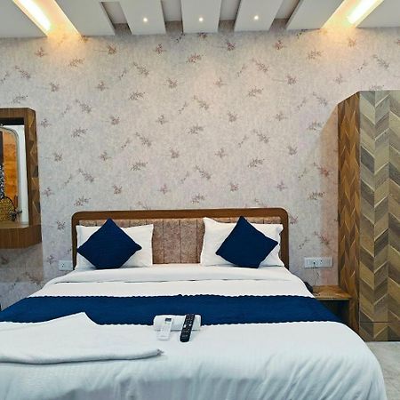 Hotel The Pushpraj Варанаси Екстериор снимка