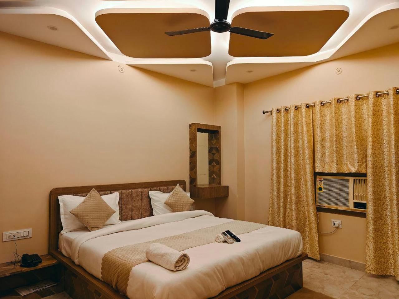 Hotel The Pushpraj Варанаси Екстериор снимка