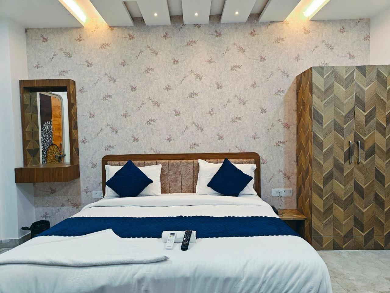 Hotel The Pushpraj Варанаси Екстериор снимка