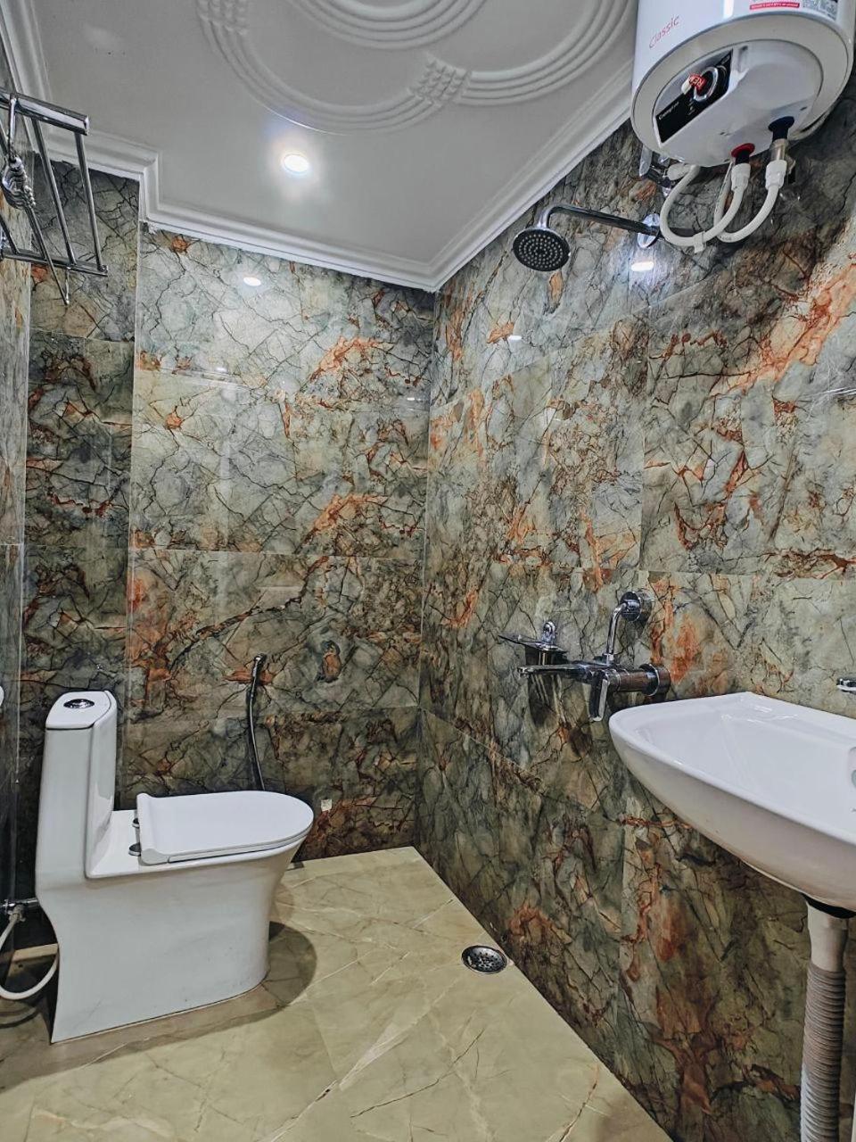 Hotel The Pushpraj Варанаси Екстериор снимка