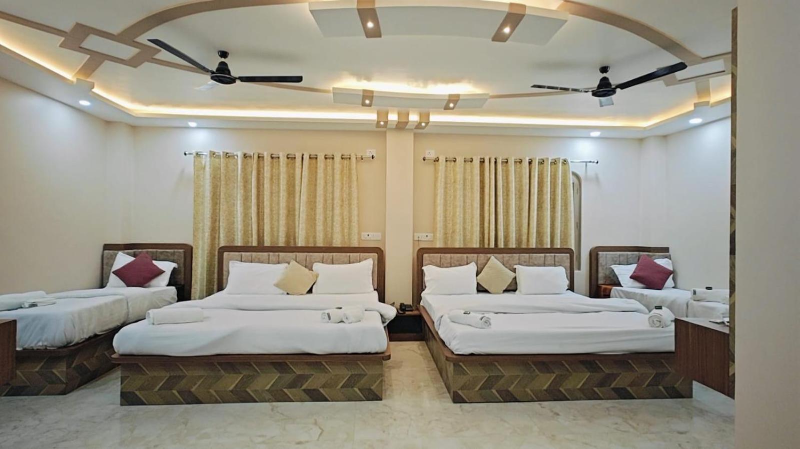Hotel The Pushpraj Варанаси Екстериор снимка