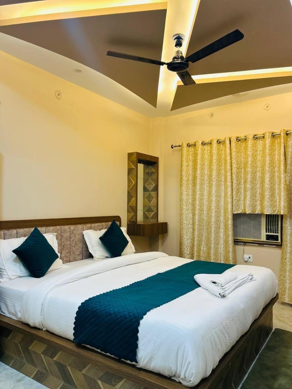Hotel The Pushpraj Варанаси Екстериор снимка