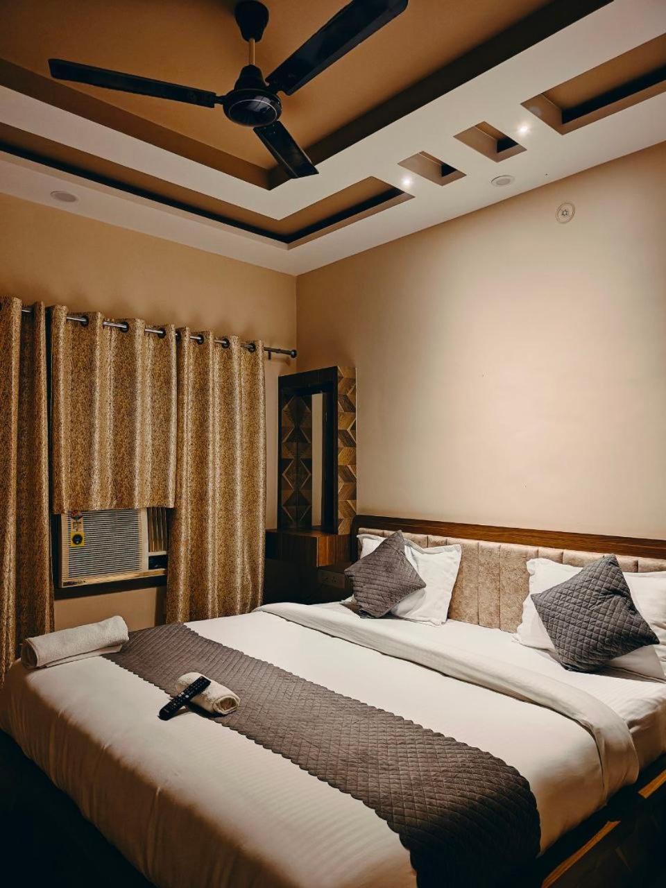 Hotel The Pushpraj Варанаси Екстериор снимка